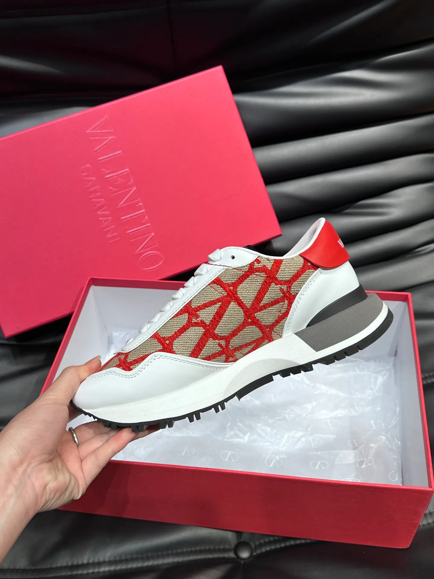 P540💰 Product trademark: VALENTINO "Valentino" Regular size: 38-44 [45 customized] Product materials: Warren men's casual sports shoes, made of multi-material splicing, calf leather stitched with suede cowhide, fabric mesh upper, fabric tongue decorated with brand badge, rubber rivet decorative details on the heel, rivet rubber outsole, non-slip, wear-resistant and shock-absorbing, pure cotton inner foot pad, comfortable and breathable, comes with original box packaging bag!